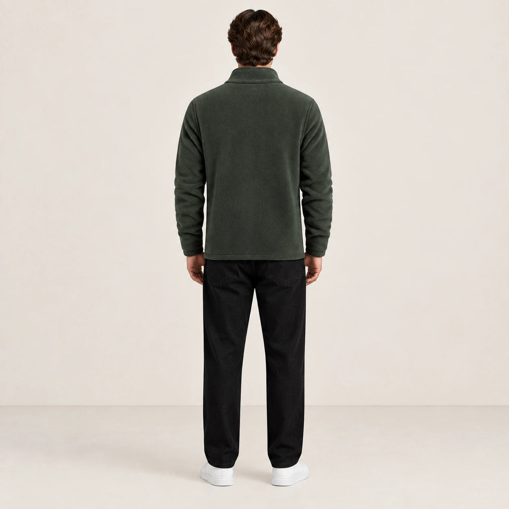 Gilet polaire vert à col montant doublé, vu de dos dans le studio IVAREE.