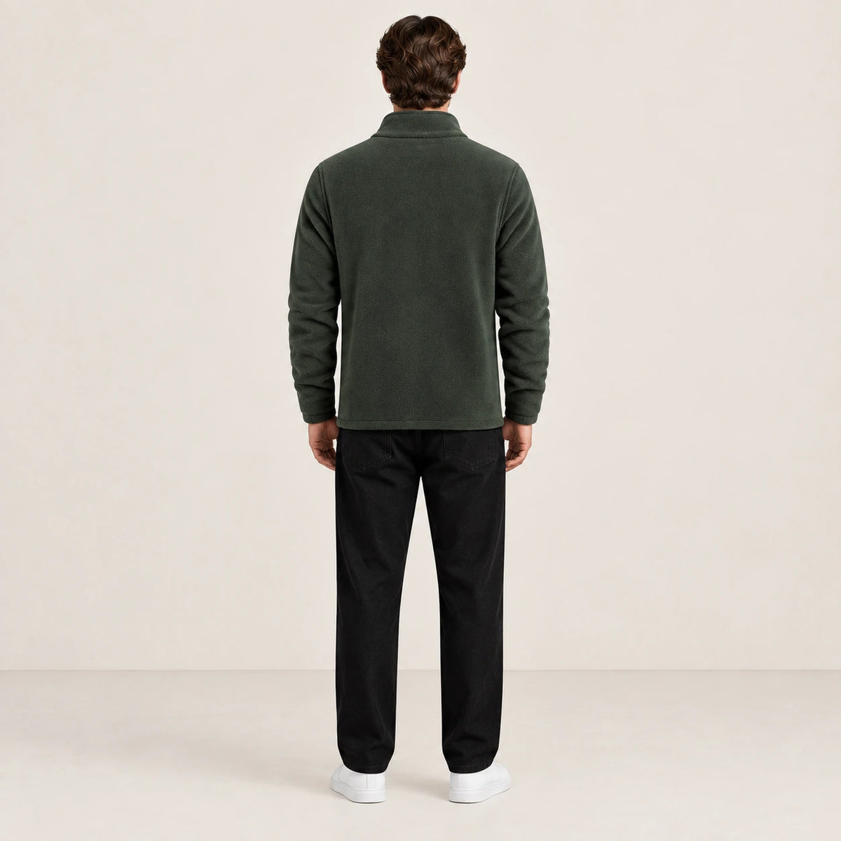 Gilet polaire vert à col montant doublé, vu de dos dans le studio IVAREE.