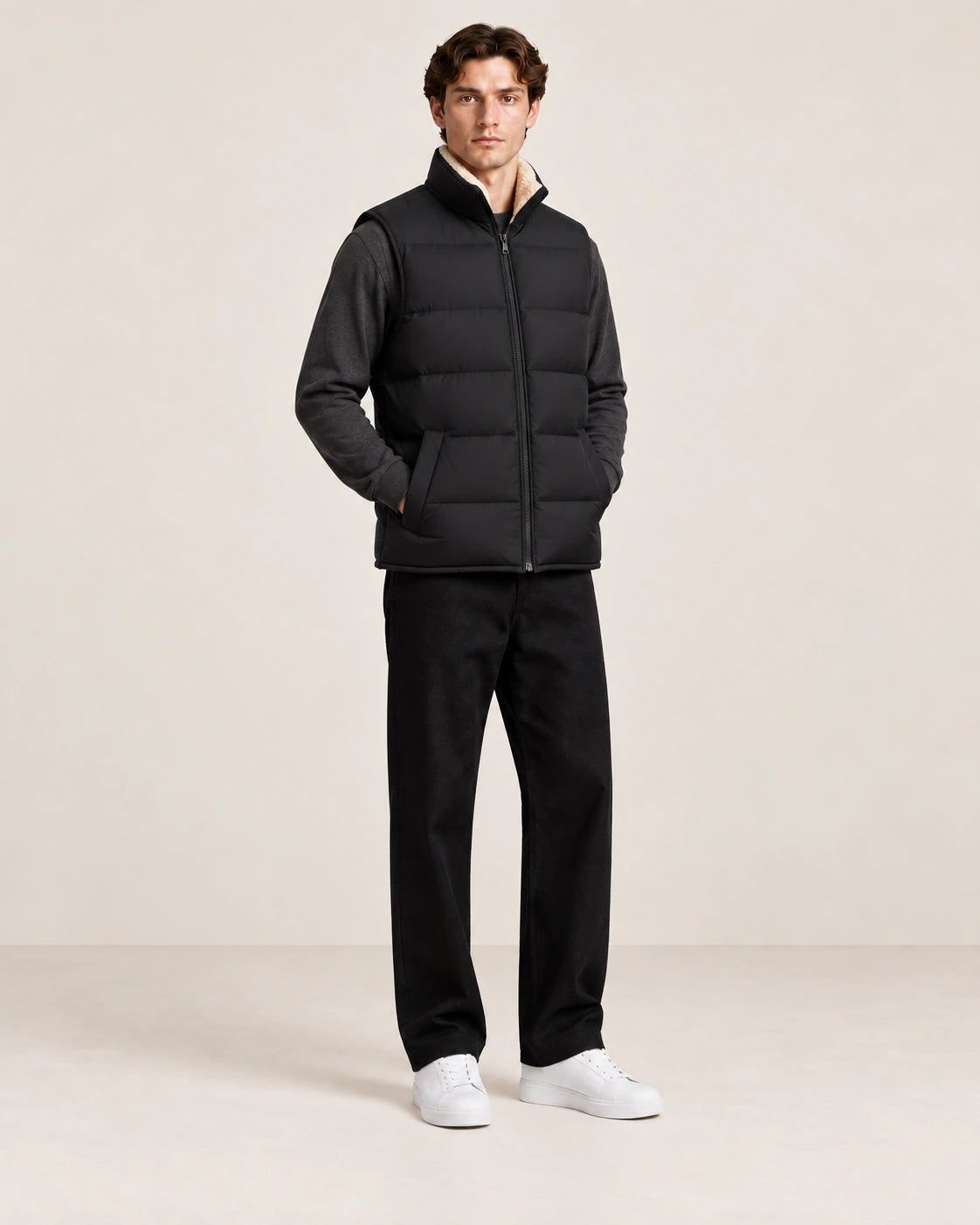 Gilet matelassé noir sans manches et à poches plaquées, vu de trois-quarts avant dans le studio IVAREE.