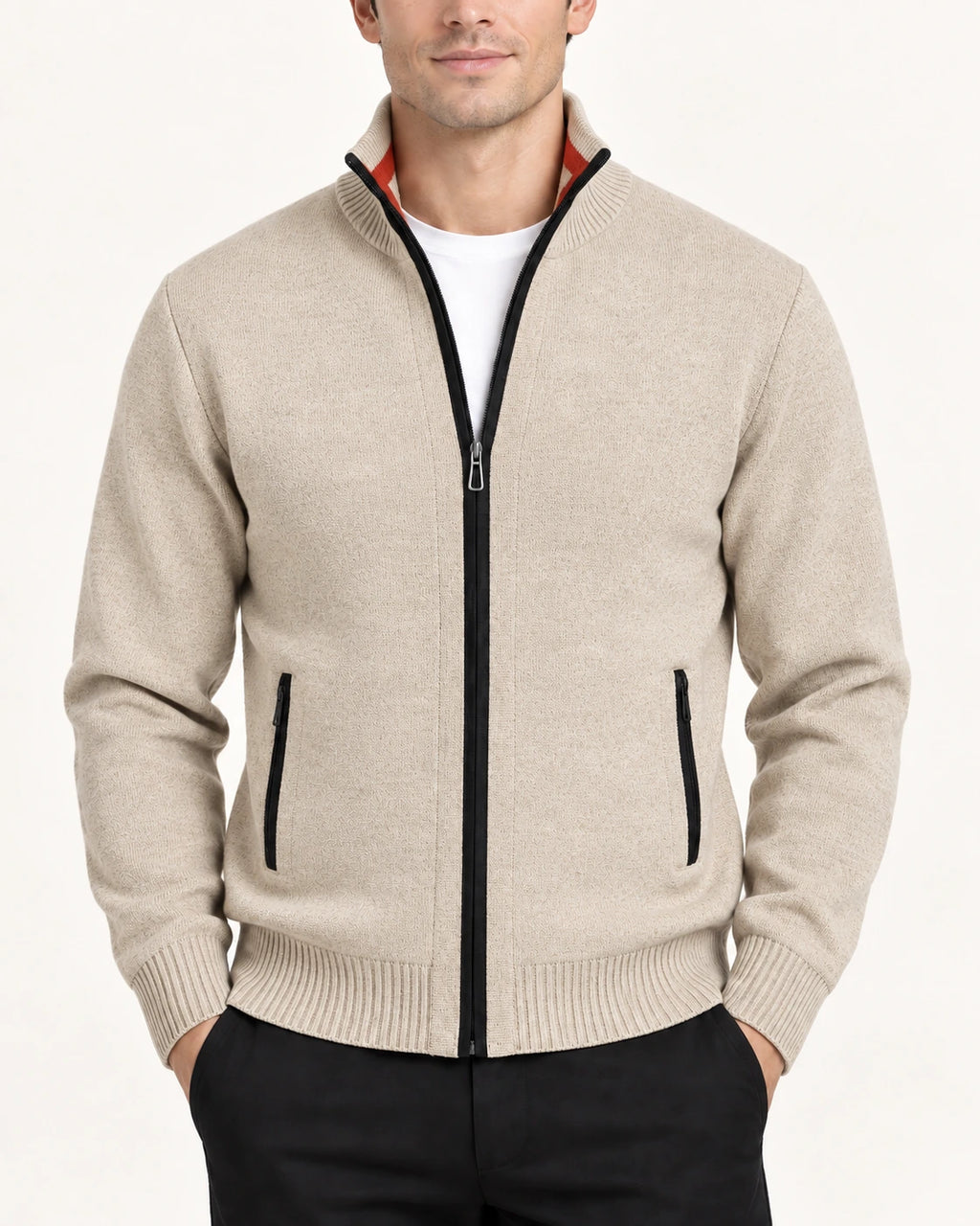 Vue rapprochée du gilet beige en maille fine avec col montant et trois fermetures zippées.