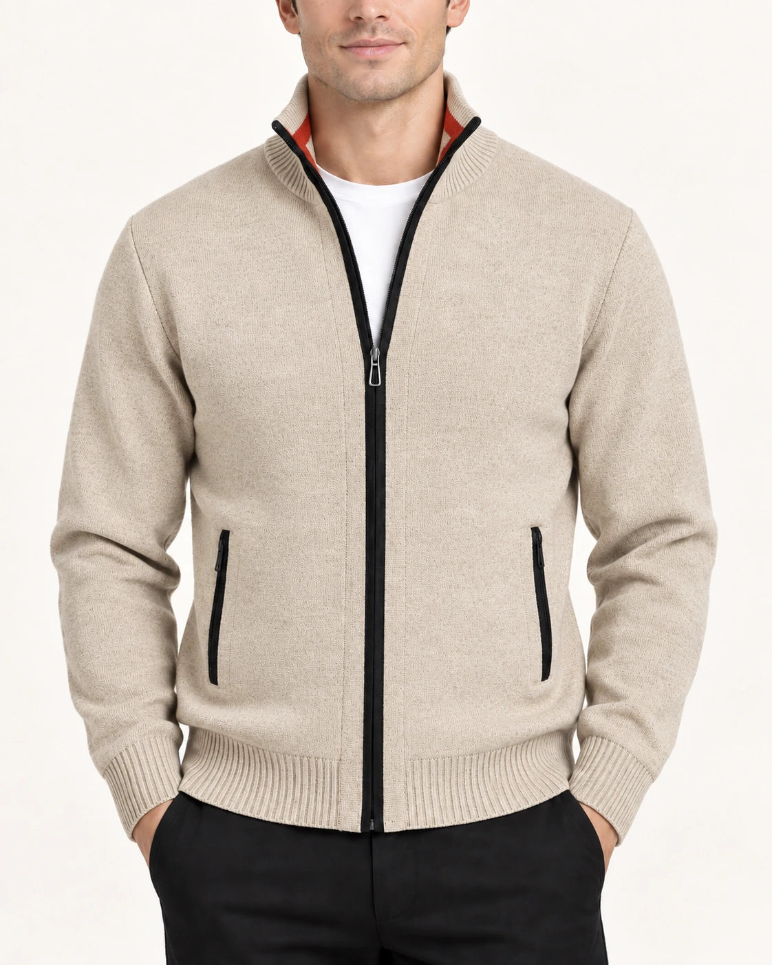 Vue rapprochée du gilet beige en maille fine avec col montant et trois fermetures zippées.