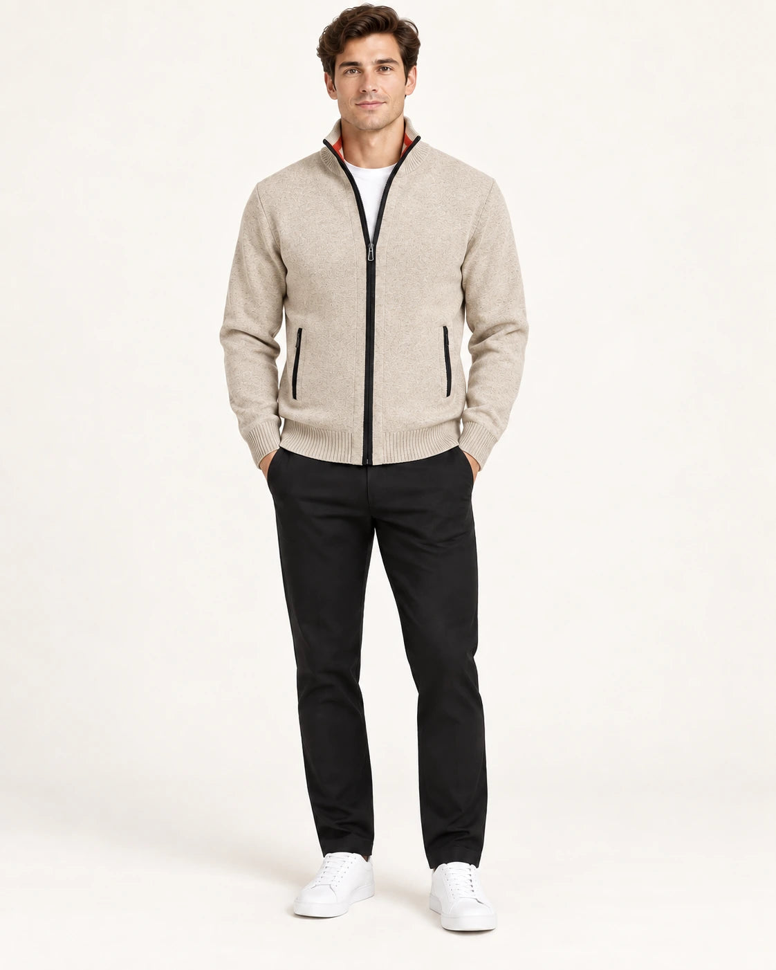 Gilet beige en maille fine avec col montant, fermeture centrale et deux poches zippées, porté de face dans le studio IVAREE.