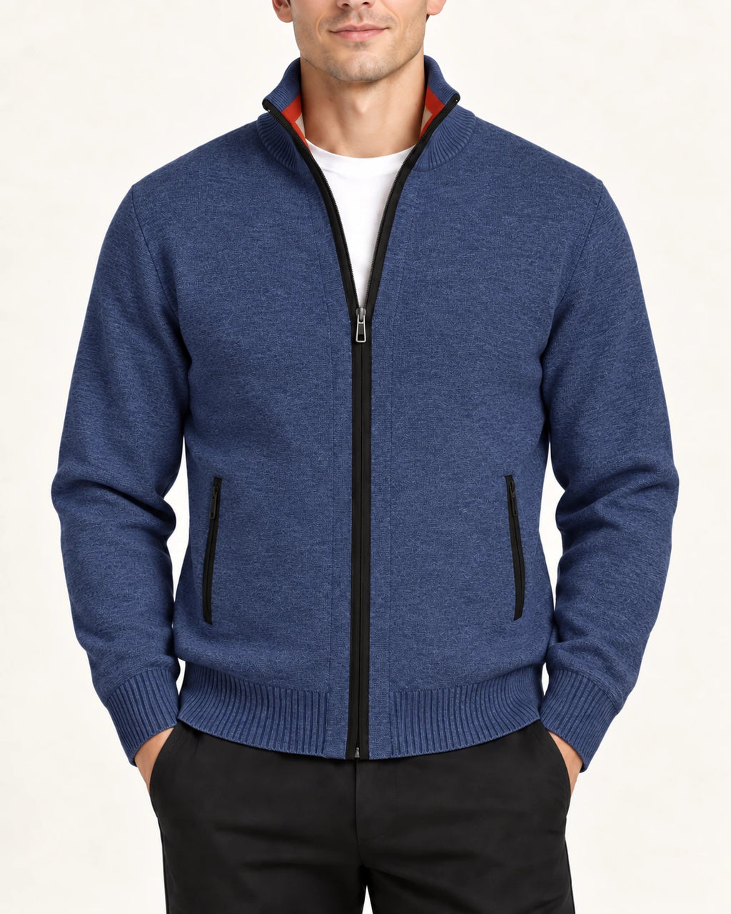 Vue rapprochée du gilet bleu en maille fine avec col montant et trois fermetures zippées.