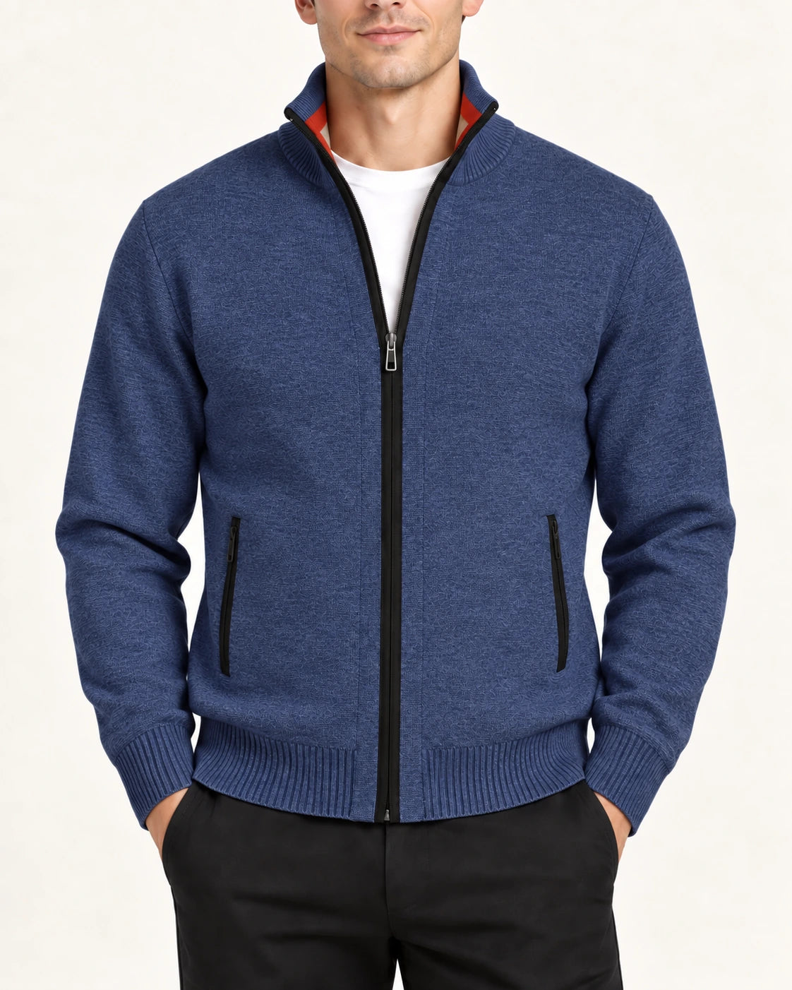 Vue rapprochée du gilet bleu en maille fine avec col montant et trois fermetures zippées.