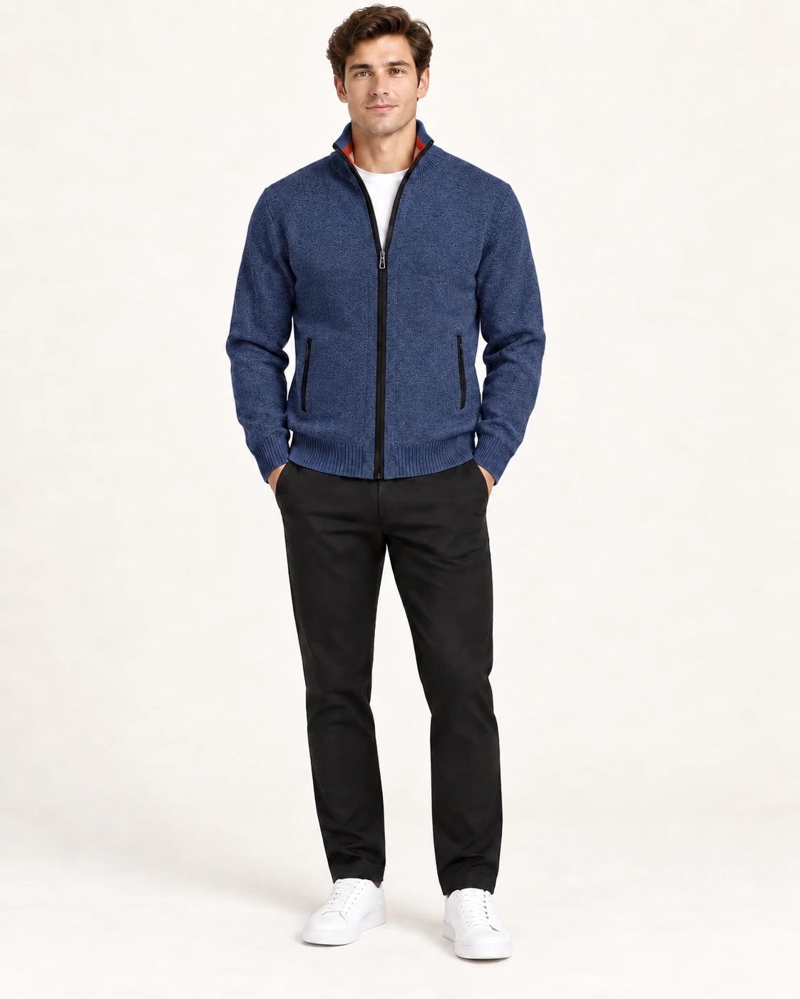 Gilet bleu en maille fine avec col montant, fermeture centrale et deux poches zippées, porté de face dans le studio IVAREE.