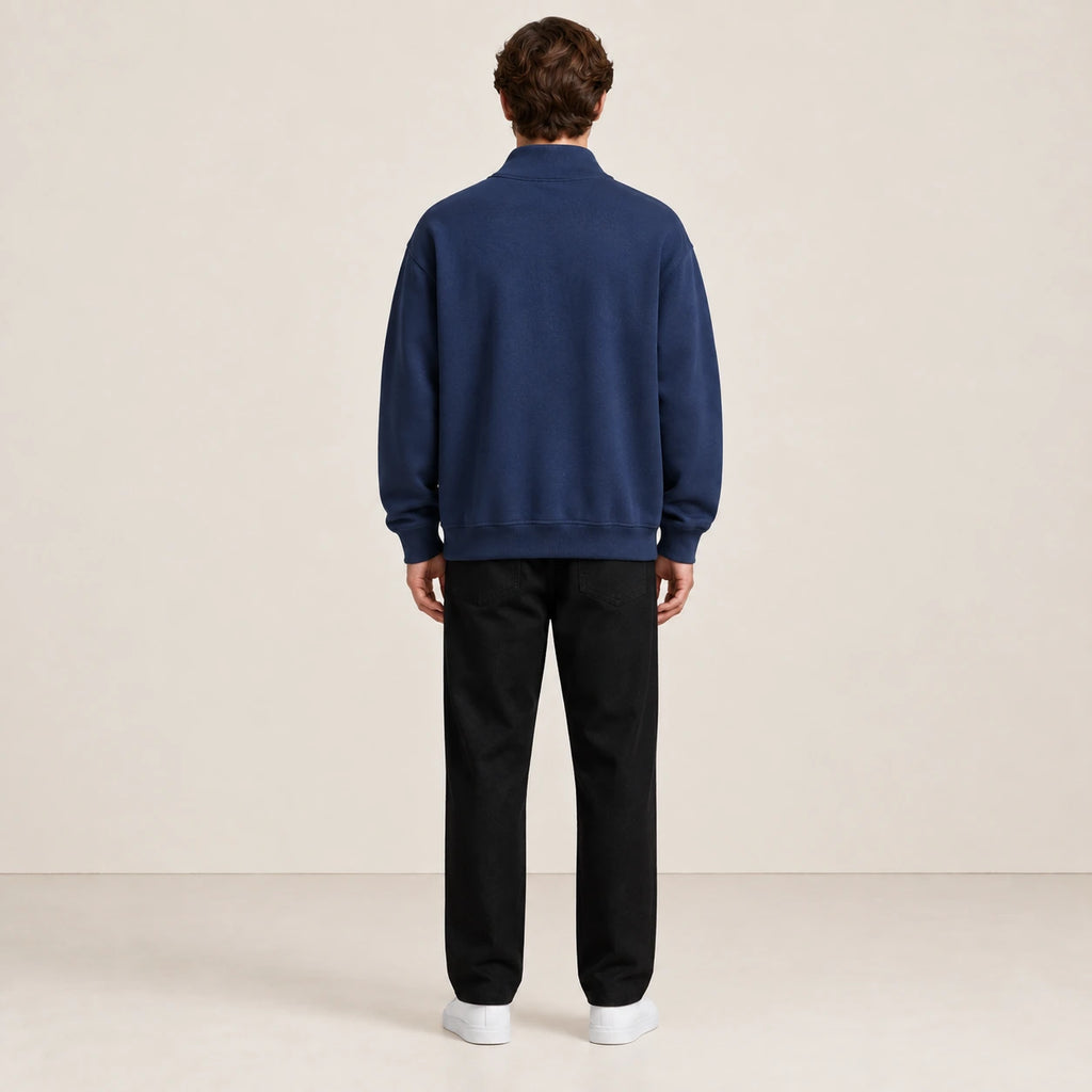Gilet bleu à zip quart et col montant, vu de dos dans le studio IVAREE.