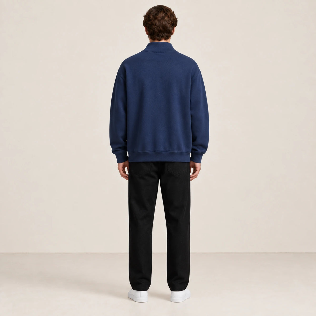 Gilet bleu à zip quart et col montant, vu de dos dans le studio IVAREE.