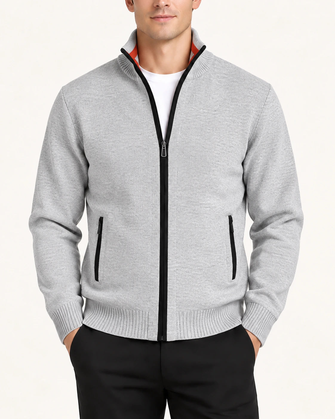 Vue rapprochée du gilet gris en maille fine avec col montant et trois fermetures zippées.
