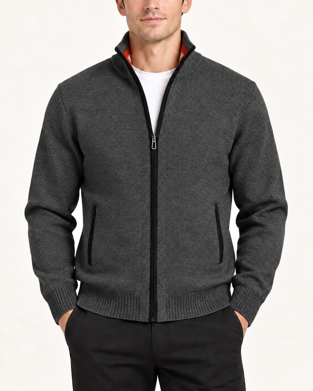 Vue rapprochée du gilet gris foncé en maille fine avec col montant et trois fermetures zippées.