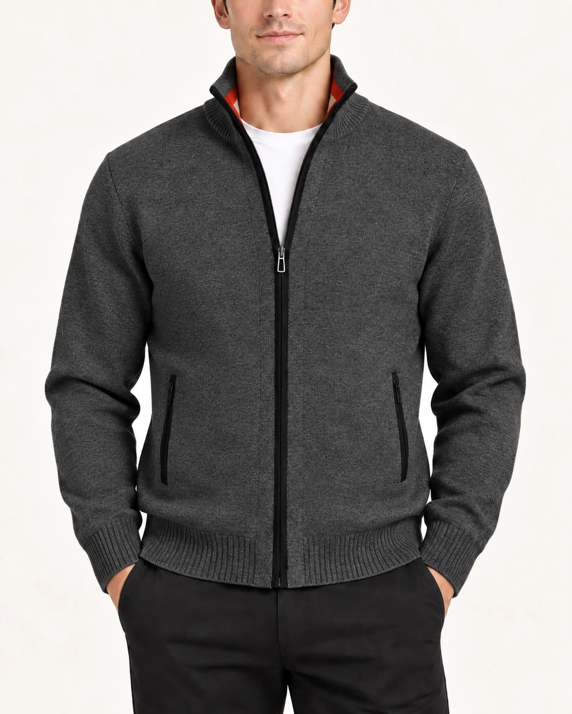 Vue rapprochée du gilet gris foncé en maille fine avec col montant et trois fermetures zippées.