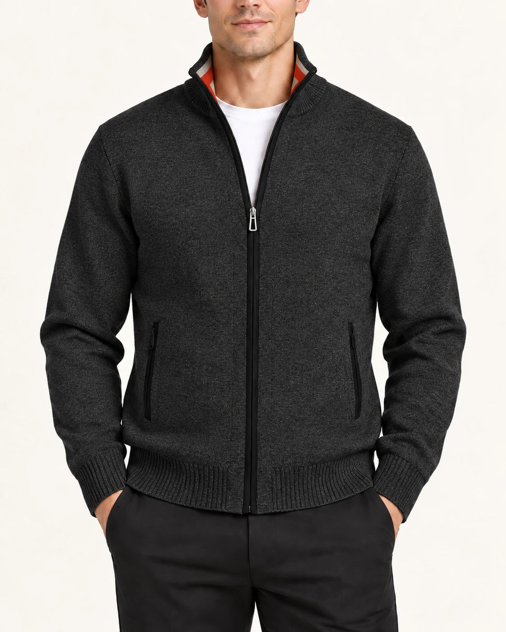 Vue rapprochée du gilet noir en maille fine avec col montant et trois fermetures zippées.