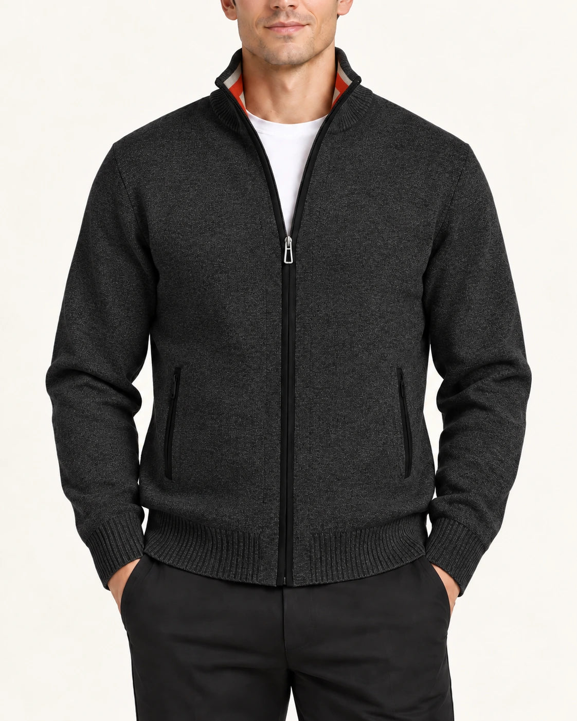 Vue rapprochée du gilet noir en maille fine avec col montant et trois fermetures zippées.