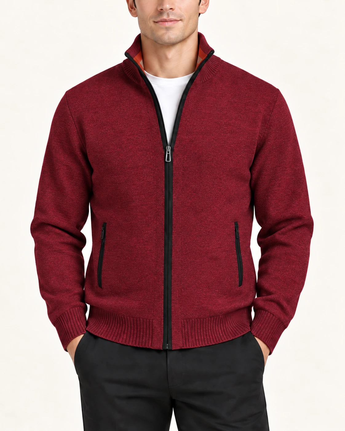 Vue rapprochée du gilet rouge foncé en maille fine avec col montant et trois fermetures zippées.