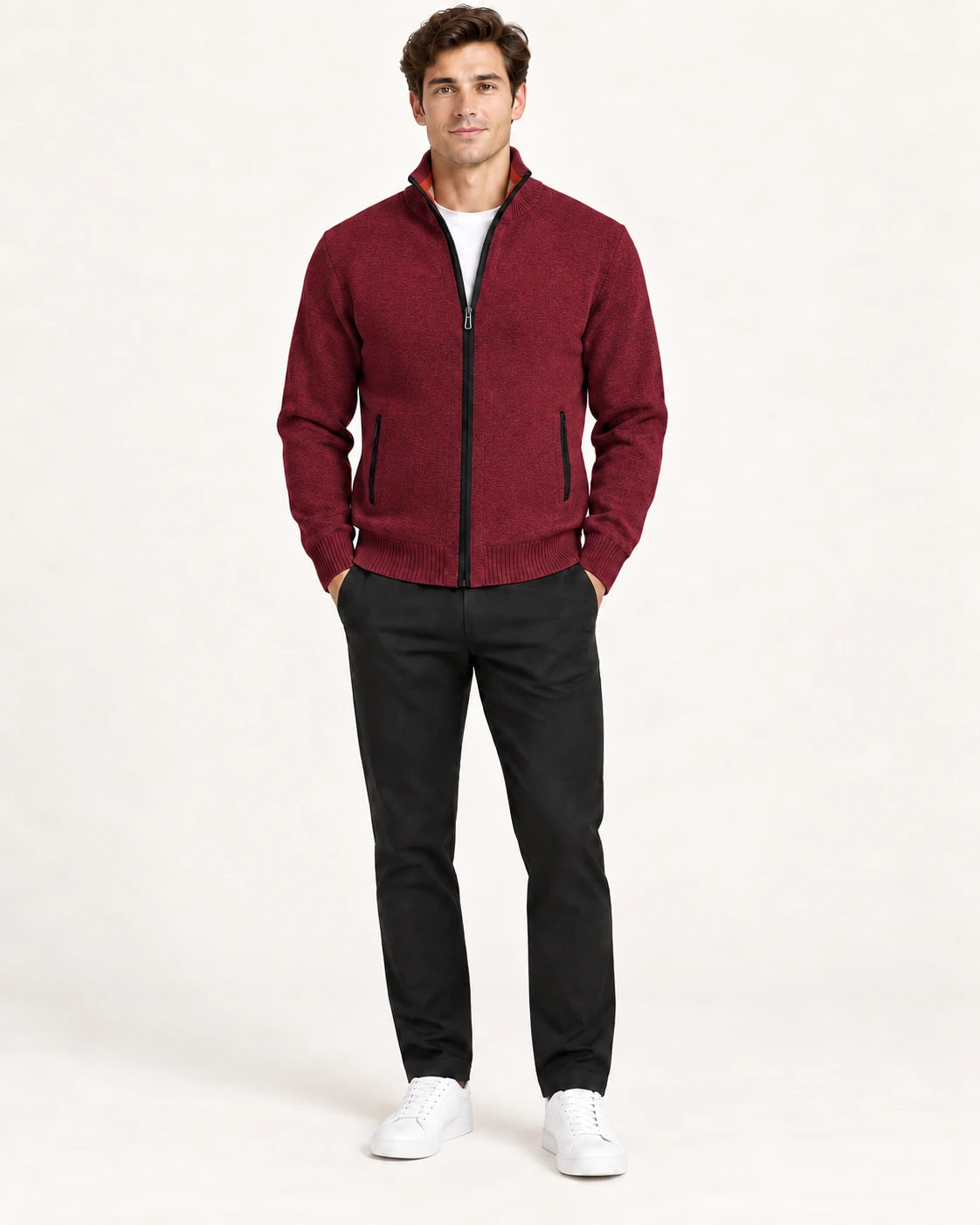 Gilet rouge foncé en maille fine avec col montant, fermeture centrale et deux poches zippées, porté de face dans le studio IVAREE.
