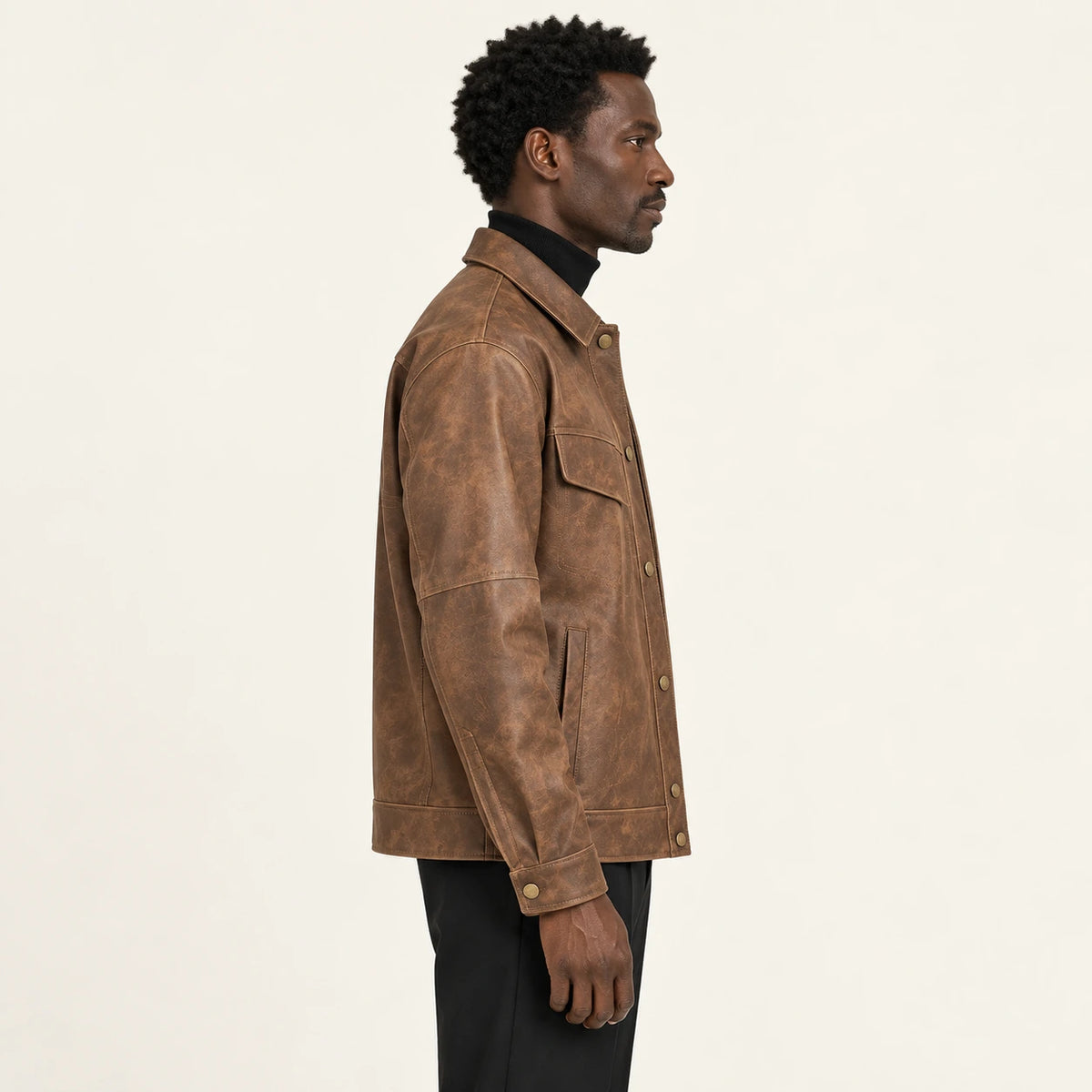 Veste en cuir Café, vue profil dans le studio IVAREE