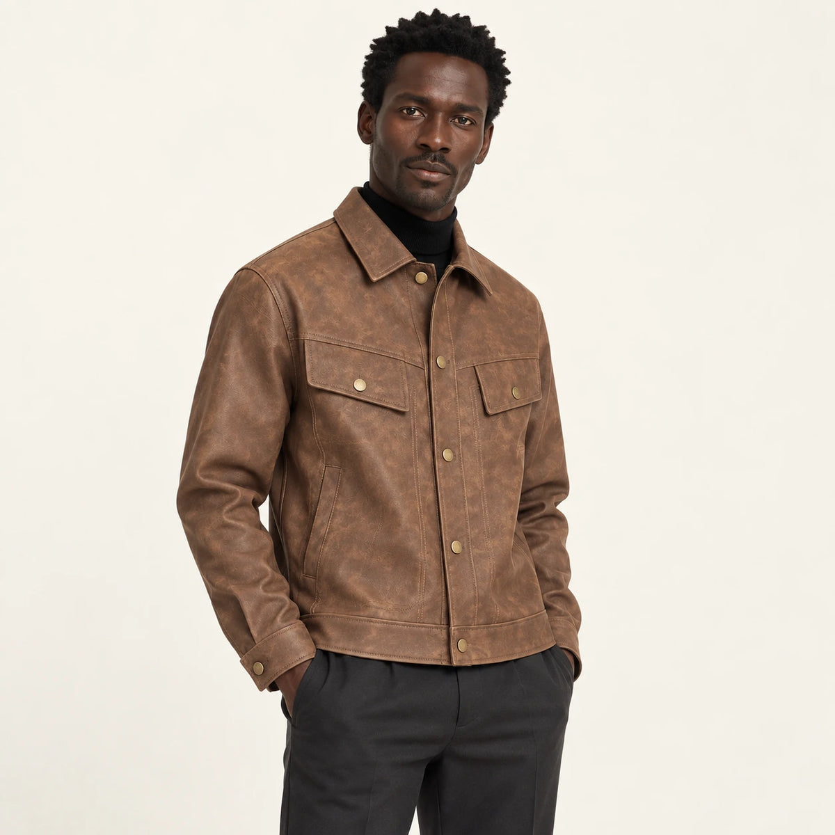 Veste en cuir Café, vue trois-quarts dans le studio IVAREE