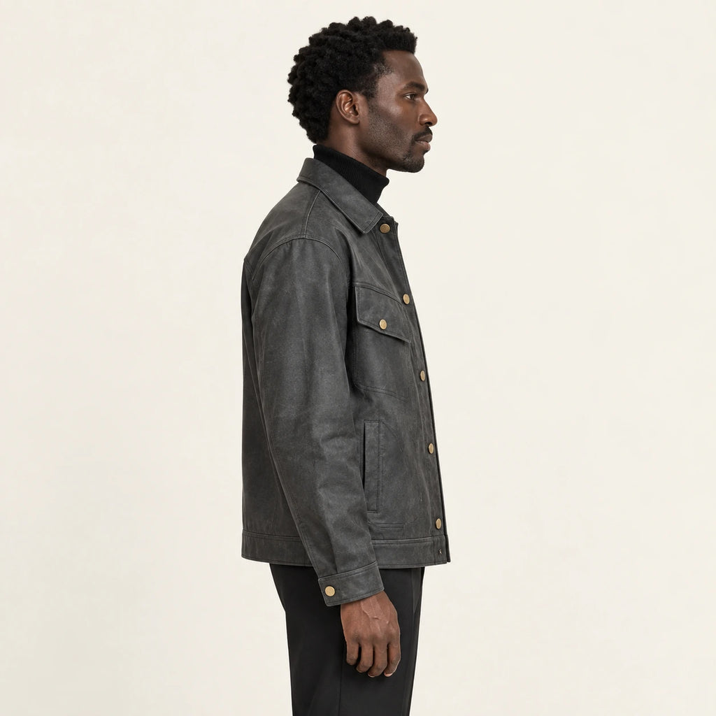 Veste en cuir Noir, vue profil dans le studio IVAREE
