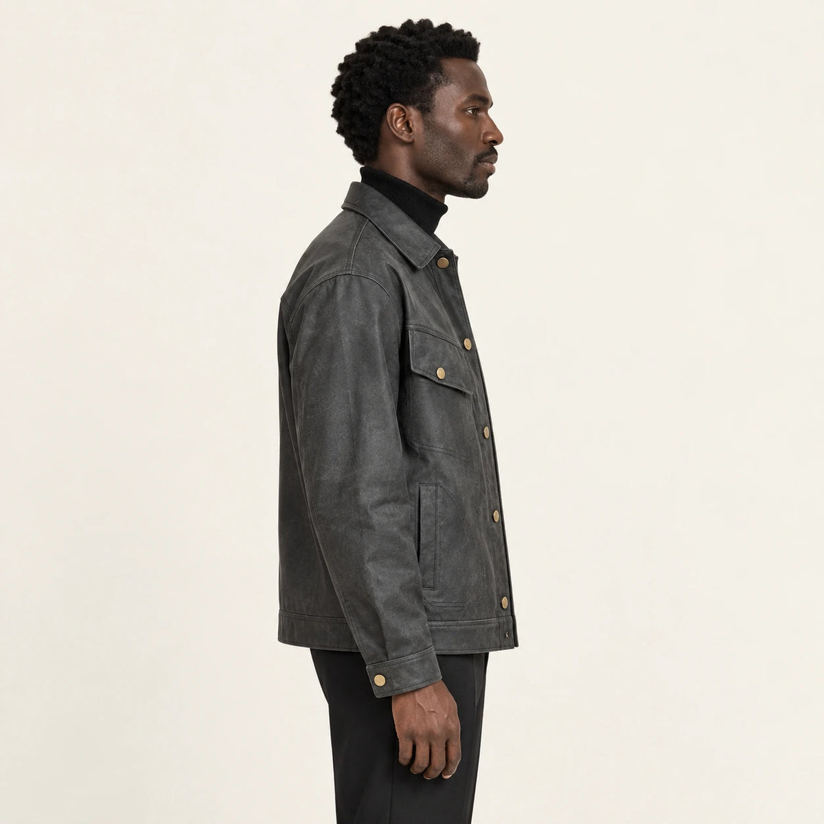 Veste en cuir Noir, vue profil dans le studio IVAREE
