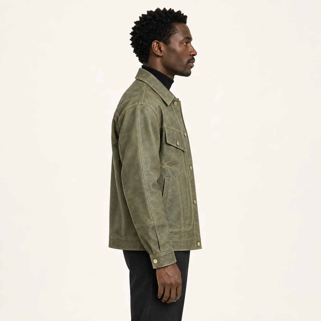 Veste en cuir Vert kaki, vue profil dans le studio IVAREE