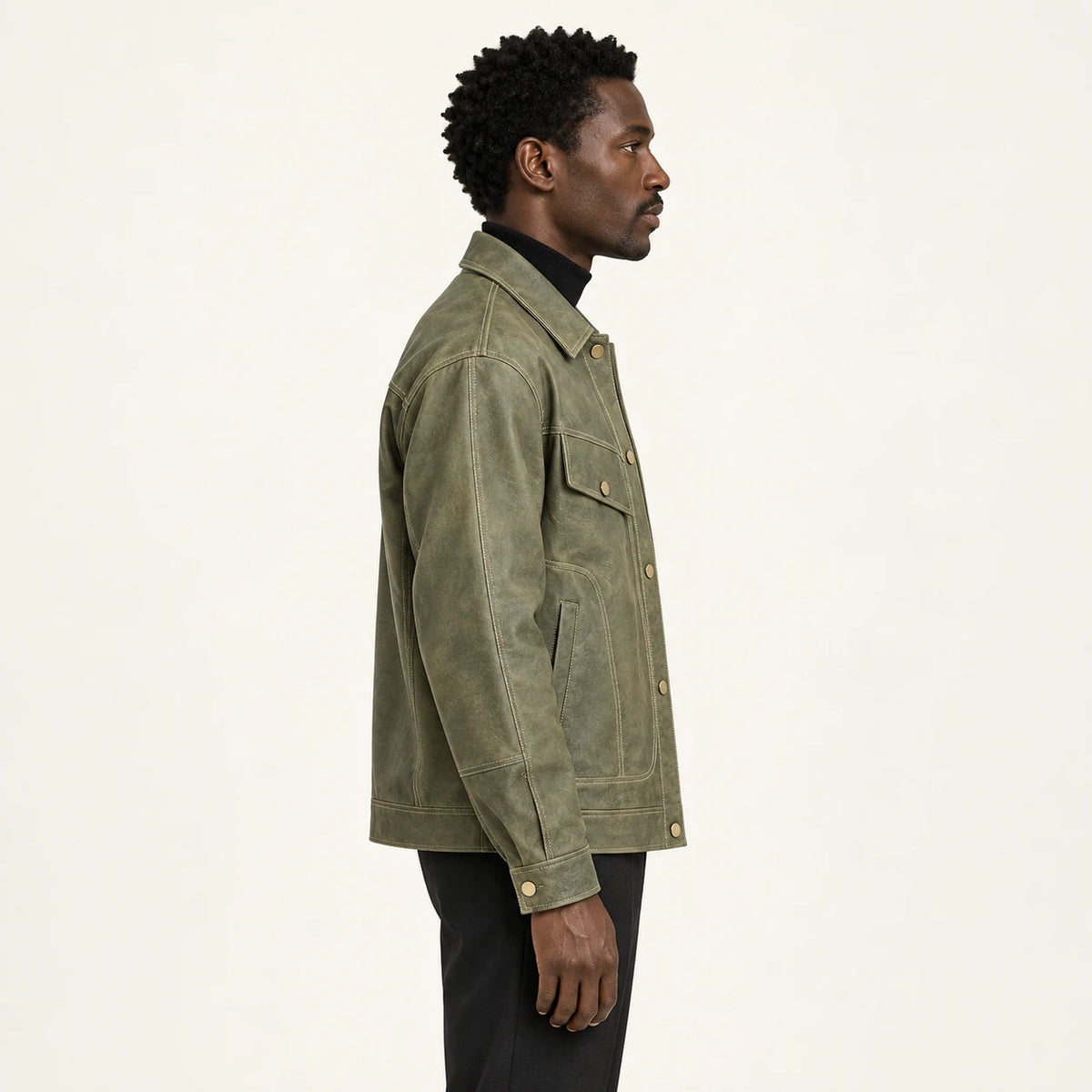 Veste en cuir Vert kaki, vue profil dans le studio IVAREE