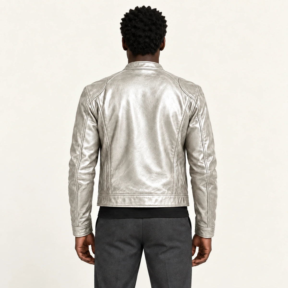 Veste en cuir argent, dos dans le studio IVAREE