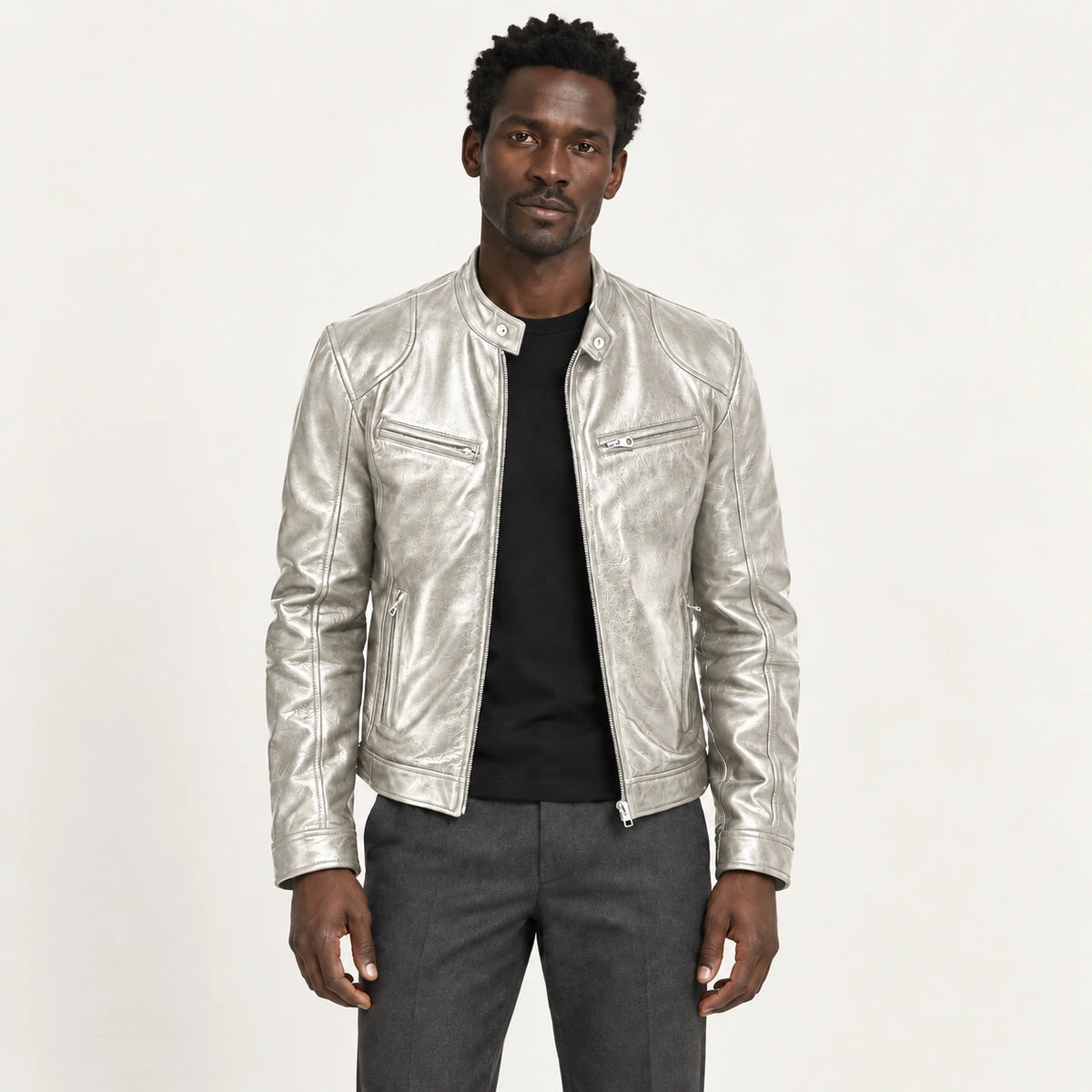 Veste en cuir argent, face dans le studio IVAREE