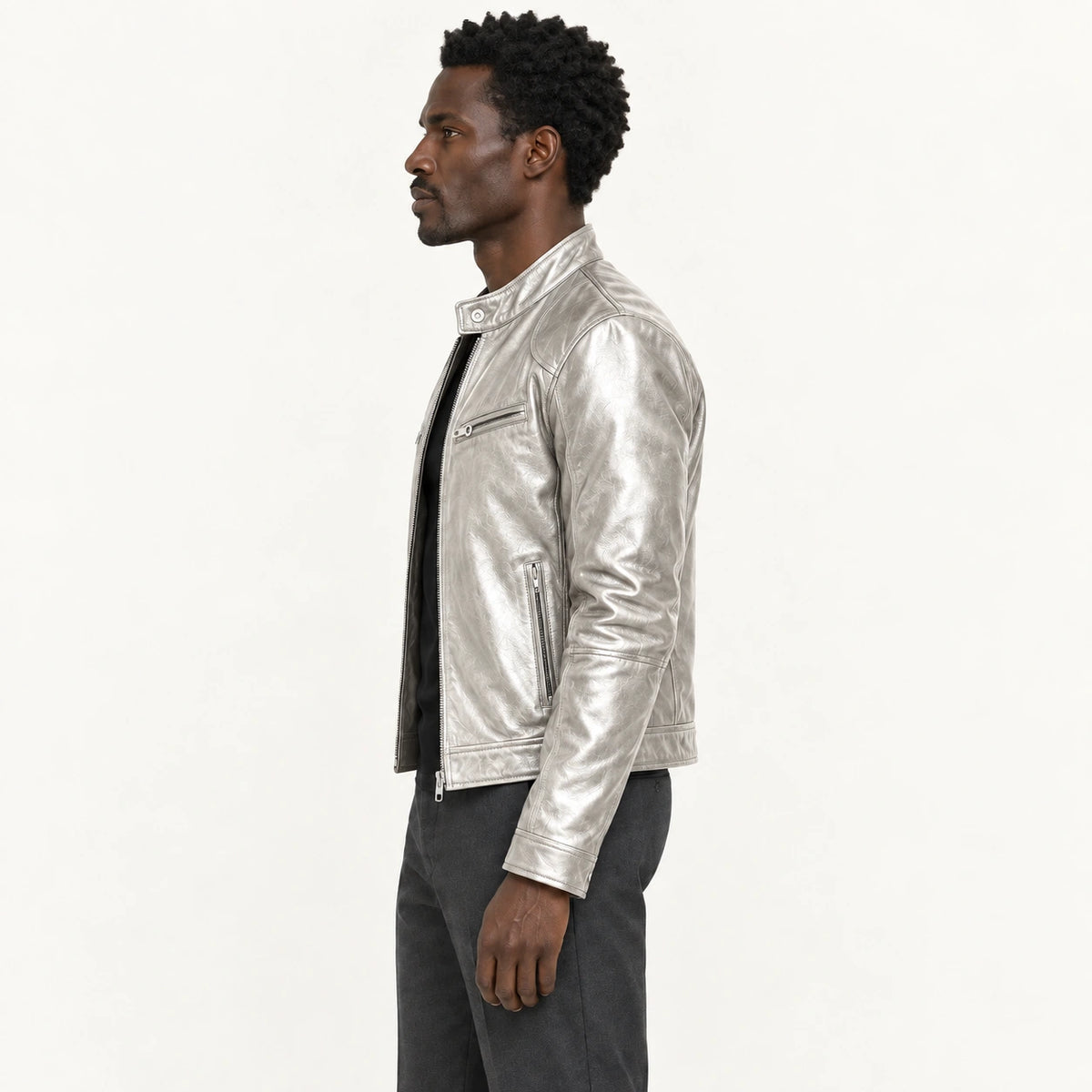 Veste en cuir argent, profil dans le studio IVAREE
