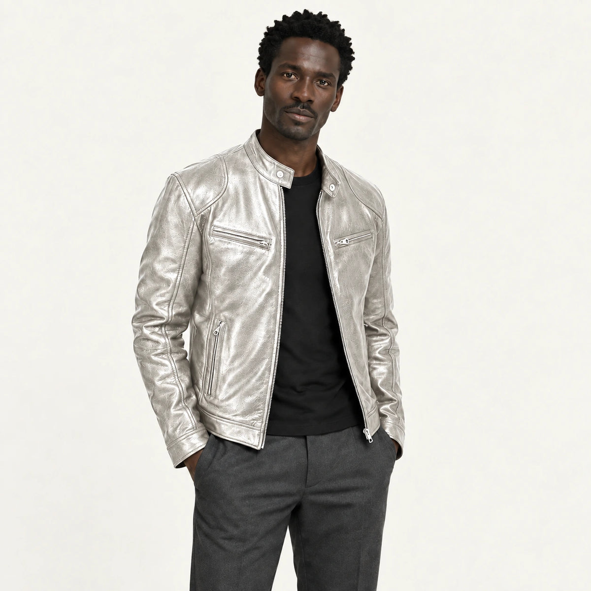 Veste en cuir argent, trois-quarts dans le studio IVAREE