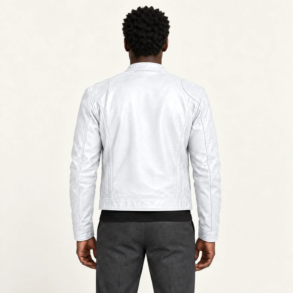 Veste en cuir blanc, dos dans le studio IVAREE