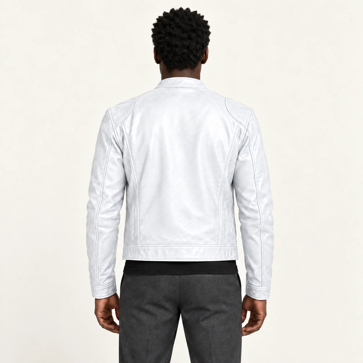 Veste en cuir blanc, dos dans le studio IVAREE