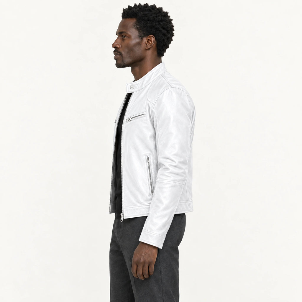 Veste en cuir blanc, profil dans le studio IVAREE