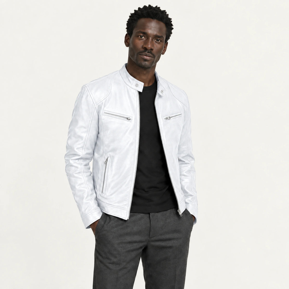 Veste en cuir blanc, trois-quarts dans le studio IVAREE