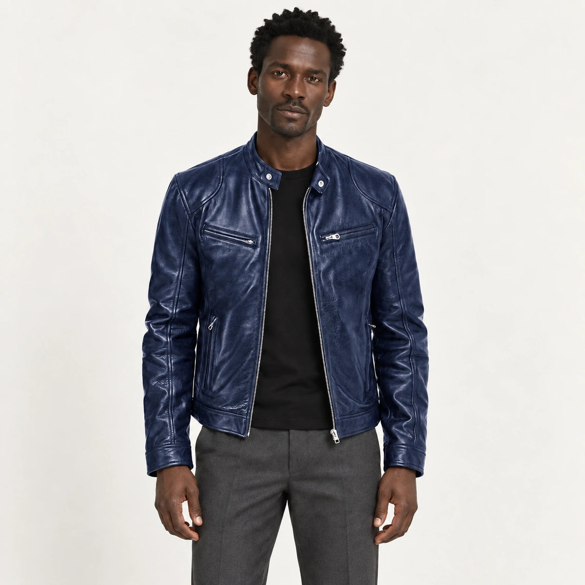 Veste en cuir bleu marine, face dans le studio IVAREE