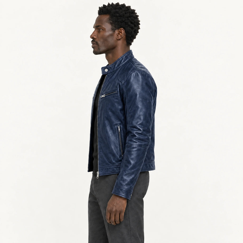 Veste en cuir bleu marine, profil dans le studio IVAREE