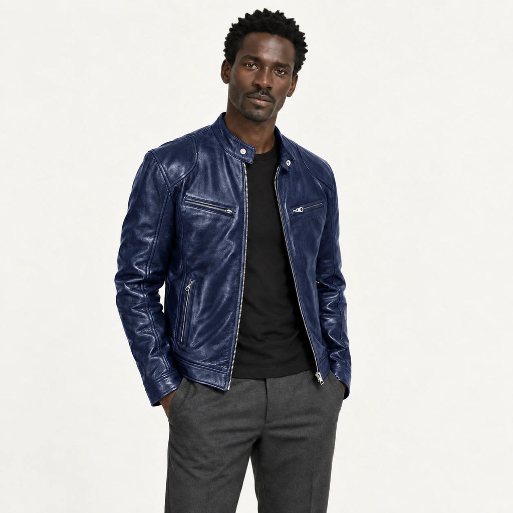 Veste en cuir bleu marine, trois-quarts dans le studio IVAREE