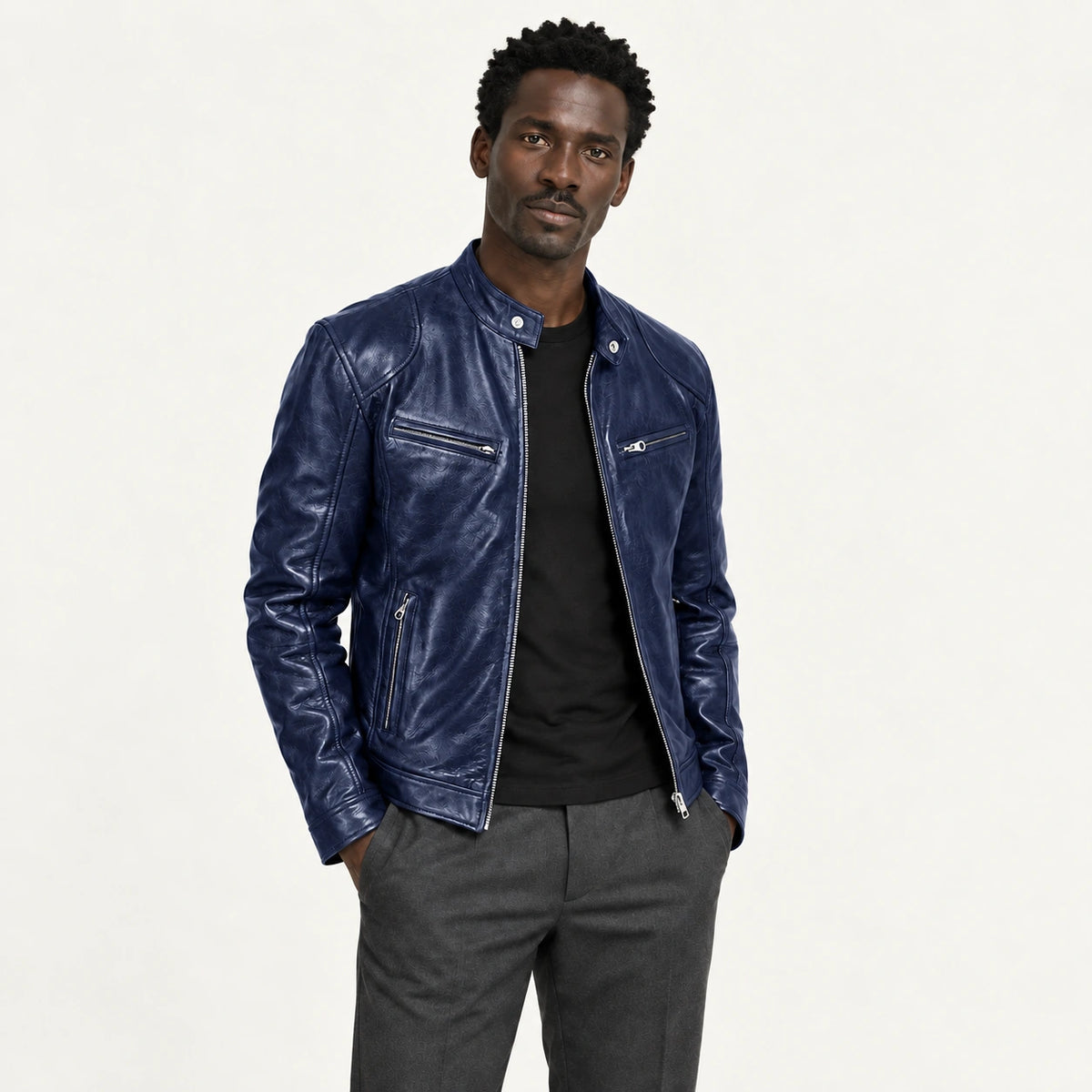 Veste en cuir bleu marine, trois-quarts dans le studio IVAREE