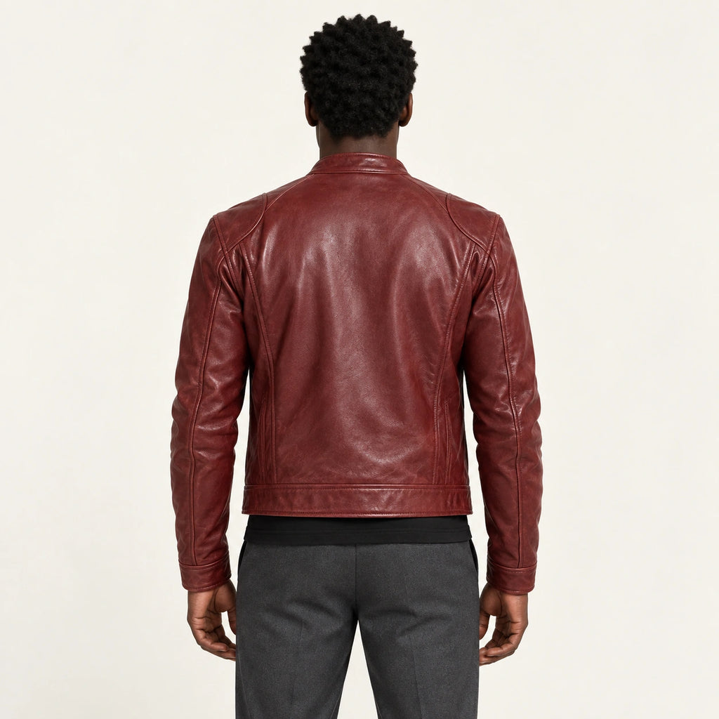 Veste en cuir bordeaux, dos dans le studio IVAREE