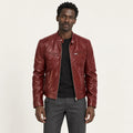 Veste en cuir bordeaux, face dans le studio IVAREE