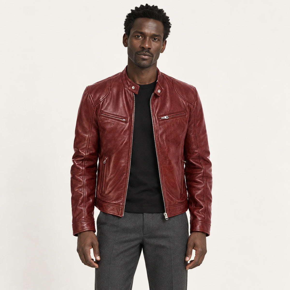 Veste en cuir bordeaux, face dans le studio IVAREE