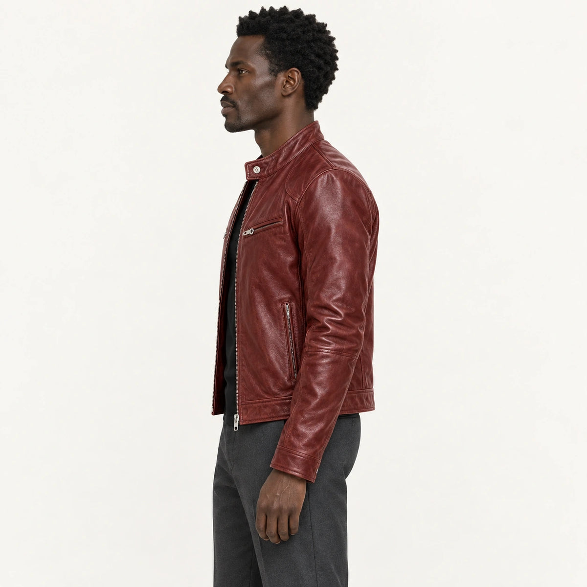 Veste en cuir bordeaux, profil dans le studio IVAREE