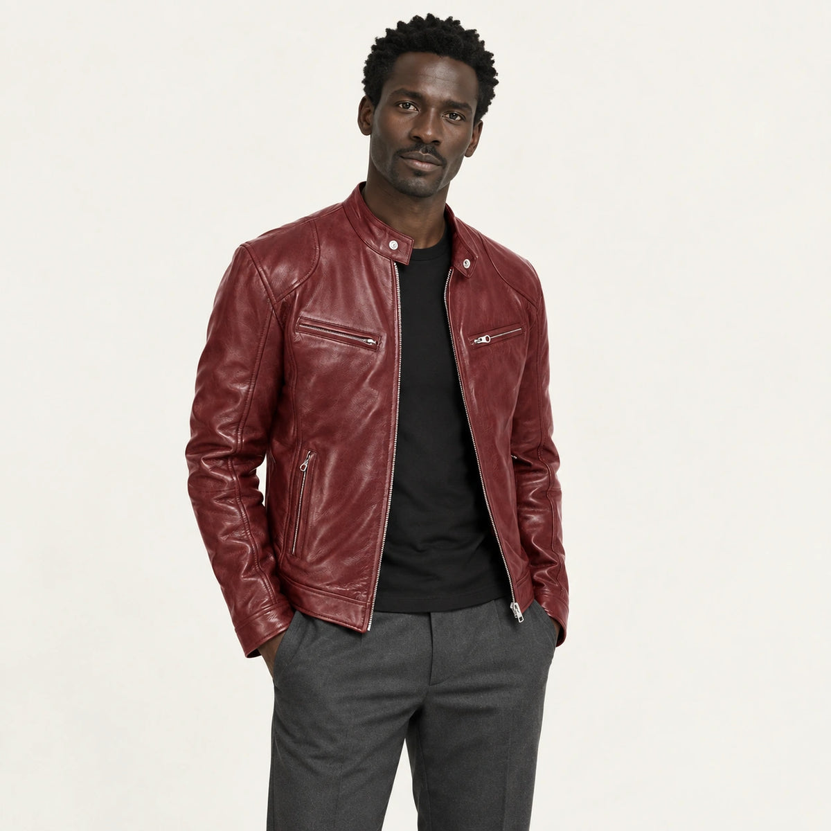 Veste en cuir bordeaux, trois-quarts dans le studio IVAREE