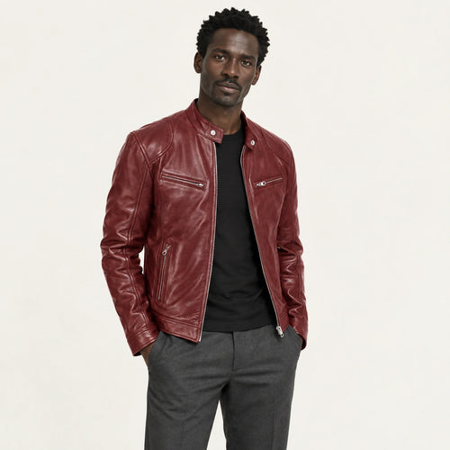 Veste en cuir bordeaux, trois-quarts dans le studio IVAREE