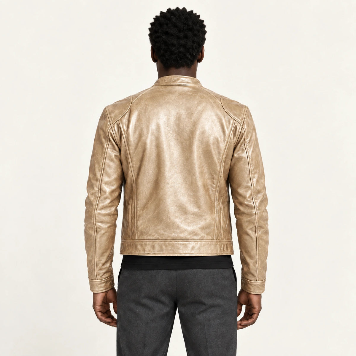 Veste en cuir doré, dos dans le studio IVAREE