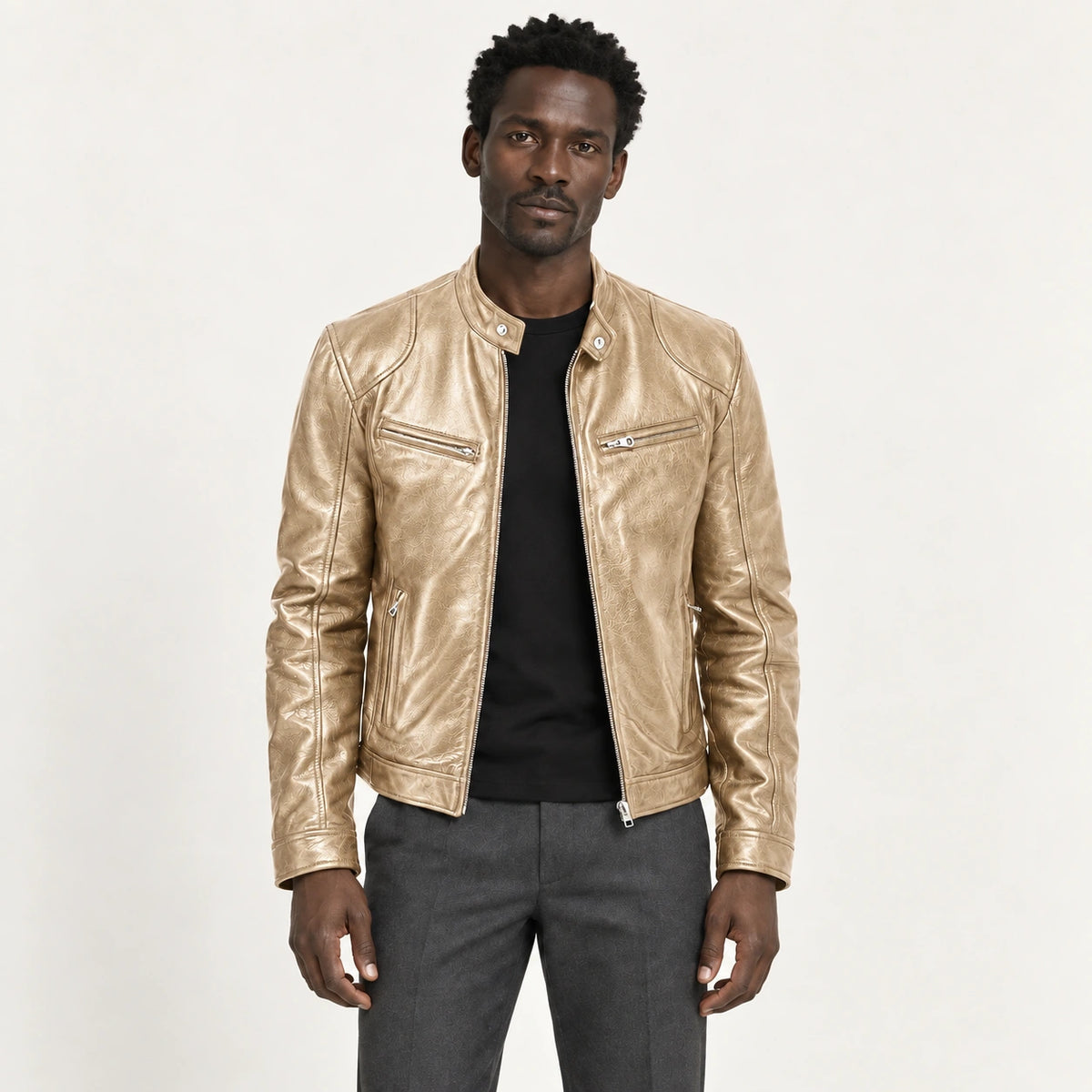 Veste en cuir doré, face dans le studio IVAREE