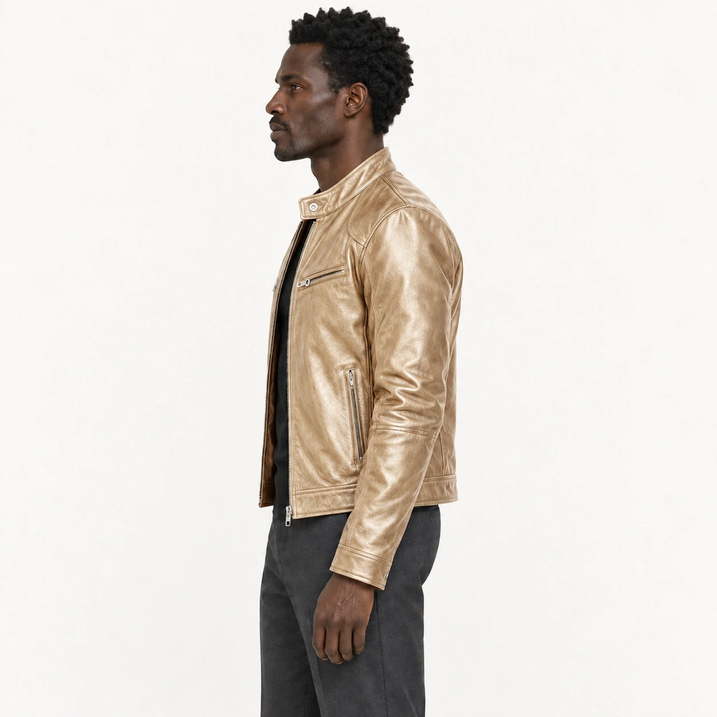 Veste en cuir doré, profil dans le studio IVAREE