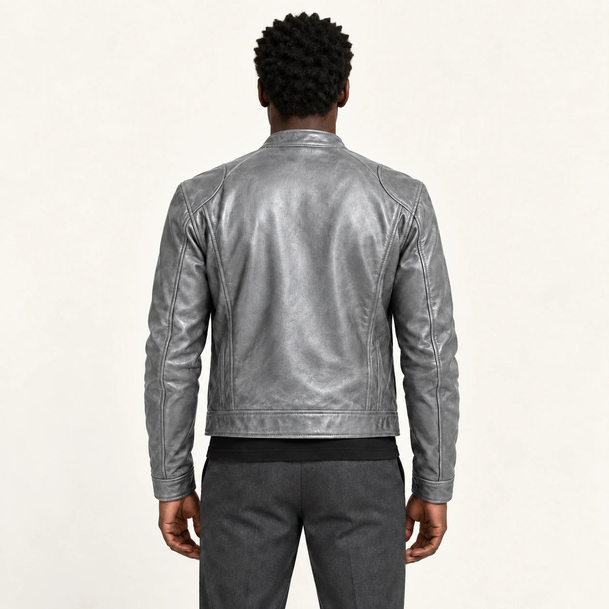 Veste en cuir gris, dos dans le studio IVAREE