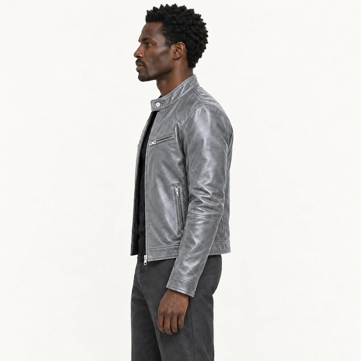 Veste en cuir gris, profil dans le studio IVAREE