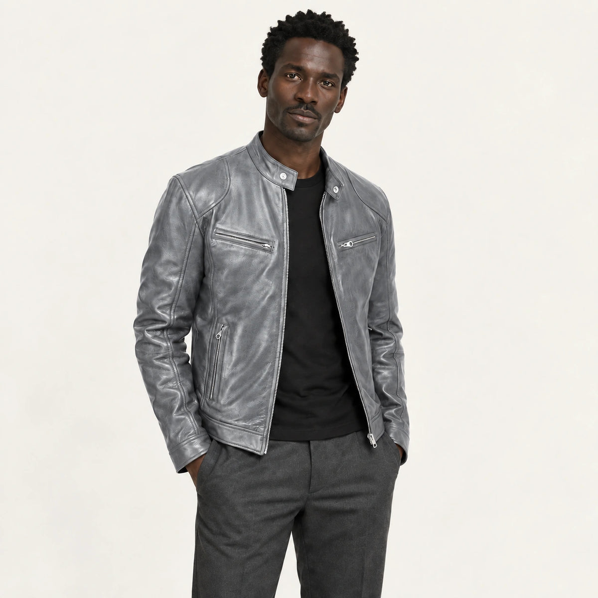 Veste en cuir gris, trois-quarts dans le studio IVAREE