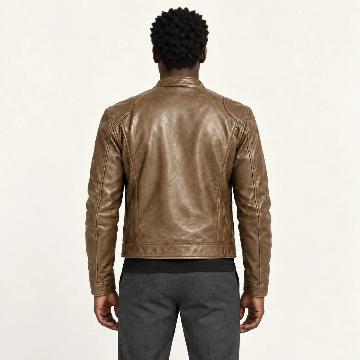 Veste en cuir kaki, dos dans le studio IVAREE