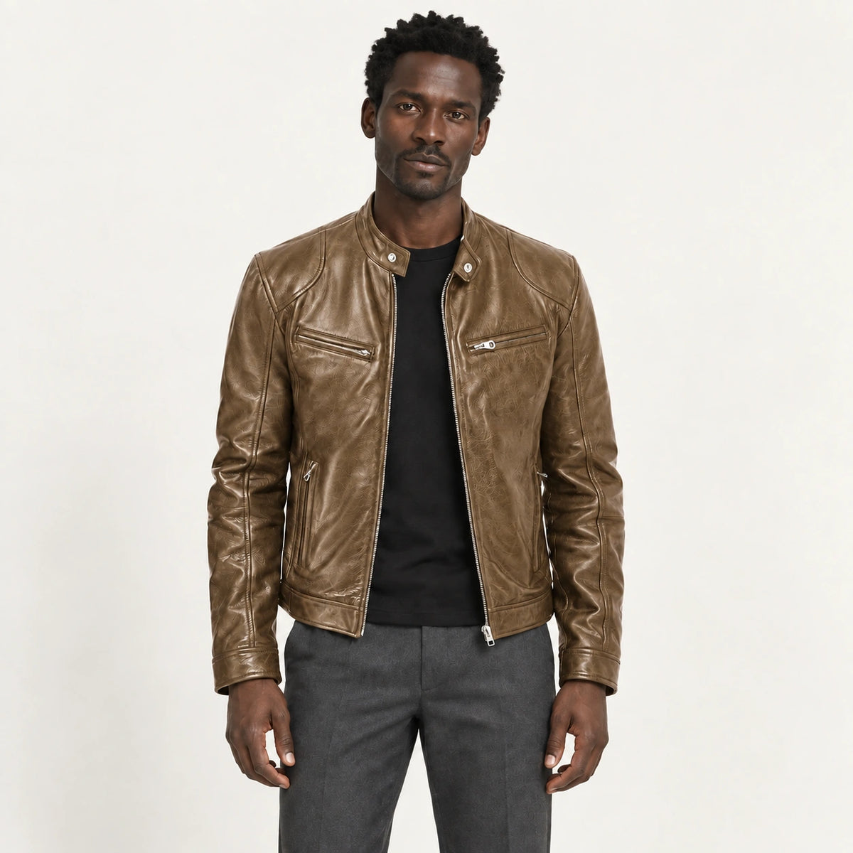Veste en cuir kaki, face dans le studio IVAREE